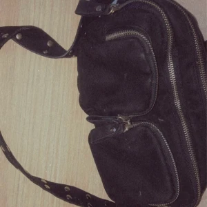 Säljer denna fina väska den är köpt på Gina köptes för 400kr säljes för 200kr . Säljer den pågrund av att den knappt används  - Väskan är i en stor storlek dem flesta saker får plats i väskan helt ny. Köptes från Gina för 400kr säljer för 100 kr knappt använd säljer den pågrund utav att den inte kommer till någon användning 