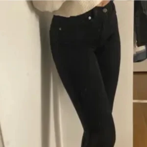 Jeans  - Ett par skinny jeans från gina trico i storlek S (men är en liten S ) Original pris: 299 kr mitt pris 90 kr 