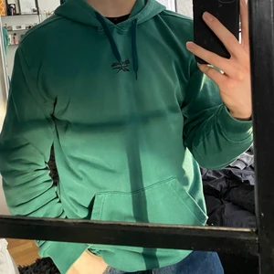 Reebok hoodie - Supersnygg turkos/blå hoodie från Reebok använd ca tre gånger! Str M köparen står för frakten😊