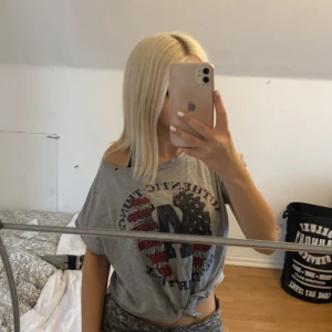 En crop top/t-shirt  - En fin croptop/ t-shirt, passar xs/s. Jag har knutit den men det går att ta bort. Frakt ingår 