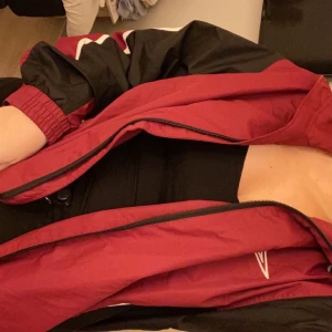 Secondhand  - Intressekoll på denna jackan/koftan jag köpte på secondhand för typ 1 månad sedan .skriv ett bud så får jag se om jag säljer den💗