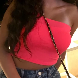 One shoulder topp - Neonrosa topp med one shoulder, använd 1 gång utomlands! 150 kr inklusive frakt