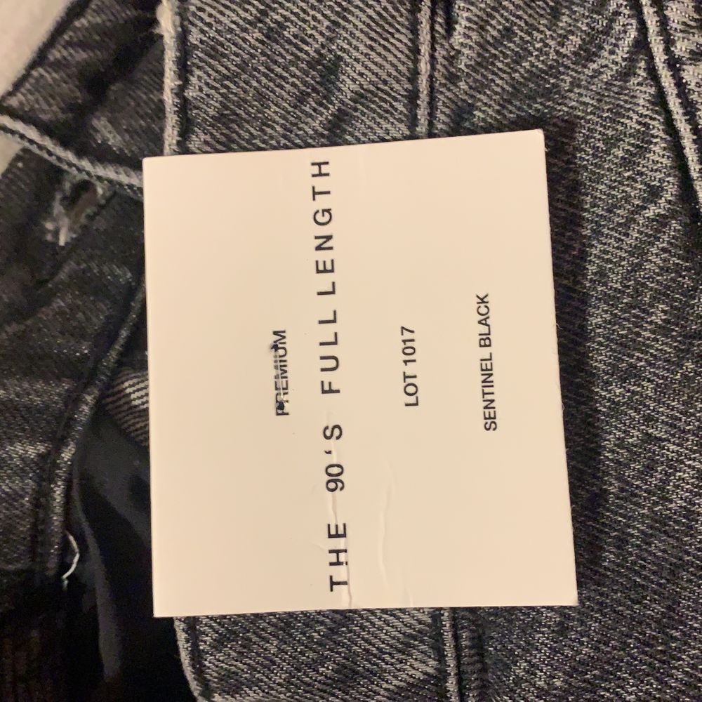 Slutsålda och väldigt efterfrågade GRÅA jeans. Helt oanvända, oklippta och alla prislappar kvar. Säljer enbart vid bra bud! Bytes även mot en 34 om någon har. Säljer även ett par i samma modell men i färgen ”dover blue”. Tveka inte på att höra av er. . Jeans & Byxor.