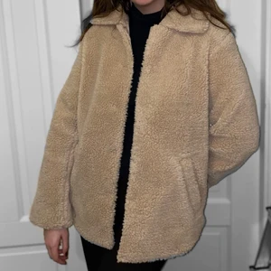 Teddyjacka - Teddyjacka i beige. Knappar saknas