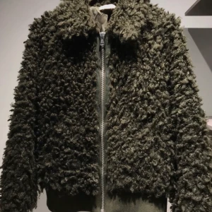 Grön lurvig jacka  - Säljer en grön lurvig jacka från H&M. Knappt använd. Storleken är xs men passar även en som är s. Lite oversize i modellen. 