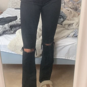 Crocker jeans - Svarta bootcut jeans från Crocker! 🖤 har gjort egna hål i knäna storlek 26/33! Jag gjort egna hål i knäna ✨