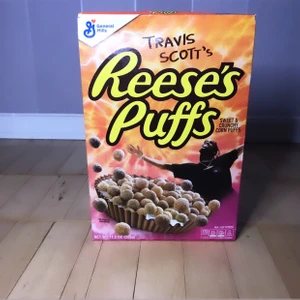 TRAVIS SCOTT Reese’s Puffs  - Jag säljer mina Travis Scott Reese’s Puffs flingor som jag köpte för 500kr i andrahand (köpta i usa ursprungligen) Dom har någon liten ”buckla” i kartongen och säljer dom billigt pga det men priset kan diskuteras mer. Köparen står för frakten. 