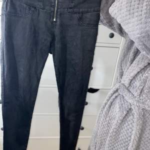 Stretchiga jeans (high waist) storlek S. Fint skick 40 kr!🥰