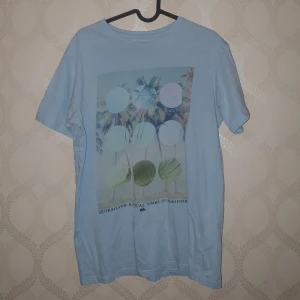 Quicksilver t-shirt - Snygg t-shirt från surfmärket Quicksilver i bra skick. Text: "radial times in paradise".  Frakt tillkommer. OBS: rabatt ges vid köp av flera plagg