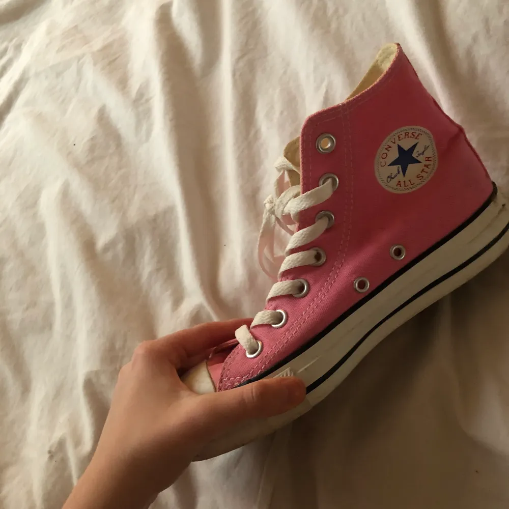 Snygga rosa Converse som ish är använda 3gånger, fint skick! Storlek 36💖 vid större intresse blir det bud i kommentarerna🙏🏼🙏🏼💖. Skor.