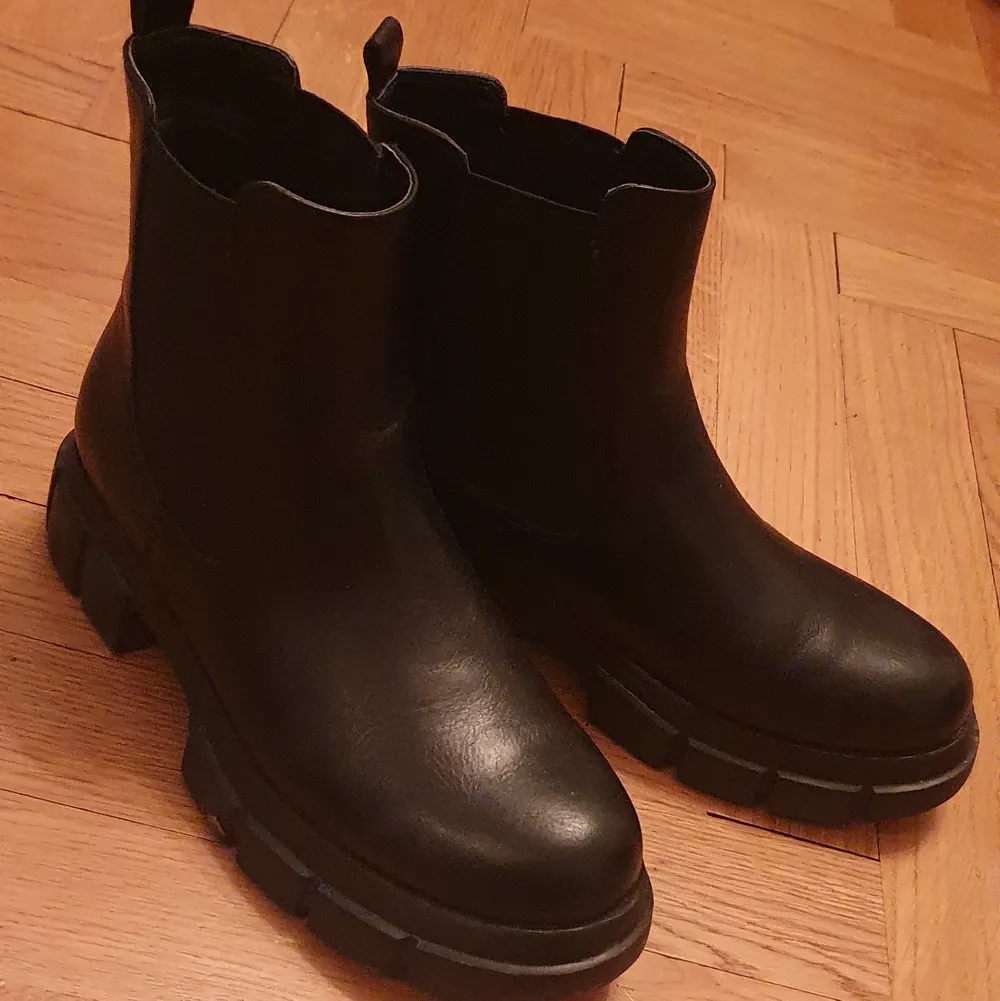 Svarta boots storlek 39. Köpte tyvärr för liten storlek, använda en gång.. Skor.