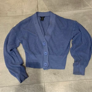 Lindex - Superfin kofta från Lindex. Säljer för att den inte kommer till användning längre men i ett bra men använt skick, köparen står för frakten 🦋