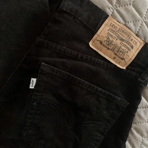 Svarta Midrise Manchesterbyxor  - Säljer dessa snygga svarta midrise manchesterbyxor från Levis! De är i storlek W33L34 men passar mig som vanligtvis är W28 (Medium, 38) och 172cm✨💕 Budgivning om många är intresserade❤️