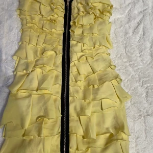 Dress size small - Selling this lovely dress because it don’t fit me anymore. Size small 