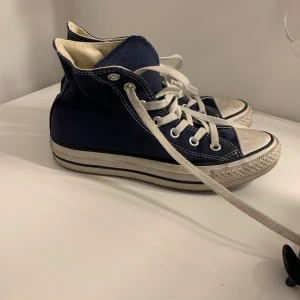 Mörkblåa converse höga skor - Knappt använda skor i storlek 36,5🤠