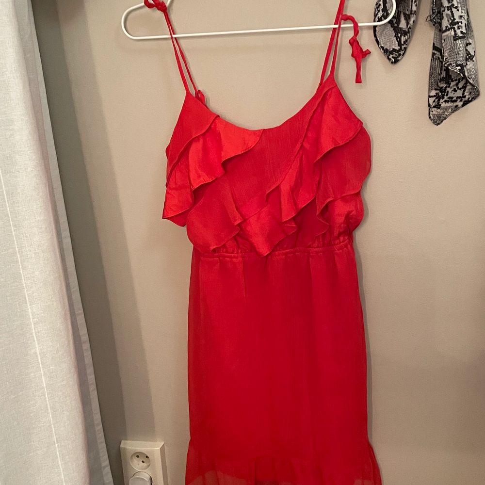 Röd jättefin klänning. Använd ett par gånger men fint skick. . Klänningar.