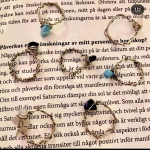 Kristallringar - Egengjorda ringar med kristaller! Den blåa är lite billigare då den inte är en riktigt kristall, den är en syntetisk sten. Den mörkblå är Lapiz Lazuli, den rosa är rosenkvarts och den svarta är hematit❤️ Frakten betalas av kunden (11kr) 😎🕶🤏😲