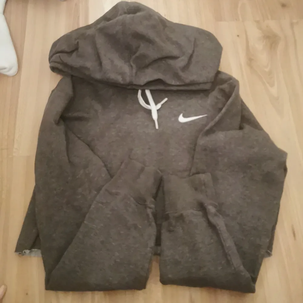 Avklippt nike hoodie med lång krage ⚡pris kan diskuteras. Betalar halva frakten :) . Hoodies.