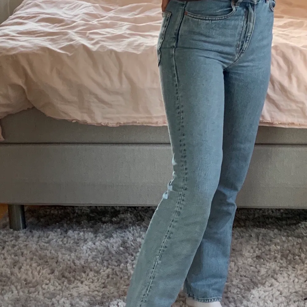 Jeans från weekday i modellen voyage. Nypris 500 kr 🥰. Jeans & Byxor.