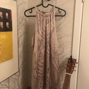 MONKI Klänning L - Skönt material, nätt och fin klänning