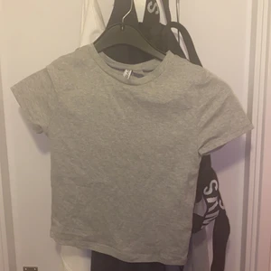 Grå tröja - Säljer min gråa tröja ifrån HM i storlek M men är mer som S, säljer för 30kr+frakt 