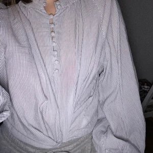 Randig skjorta - Super fin randig skjorta från H&M med puffärmar. Knappen vid vänstra armen har gått sönder, men jag har lagat den med en ny knapp! Jag står för frakten!😊 OBS köp 3 plagg (75kr) betala 160kr PLUS jag betalar frakten!😍❤️😊