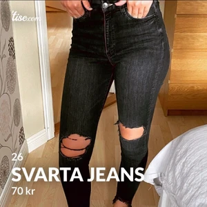 Svarta jeans - Okej dessa är sååå sköna, men använder tyvärr int tajta jeans. Men dessa är verkligen ett otroligt skönt material o väldigt snygga men sliten färg o hål!!