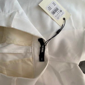 vita kostymbyxor  - Helt oanvända kostymbyxor från Bikbok, säljer pga att jag redan vuxit ur de. Köpte för 400kr säljer för 300kr istället 