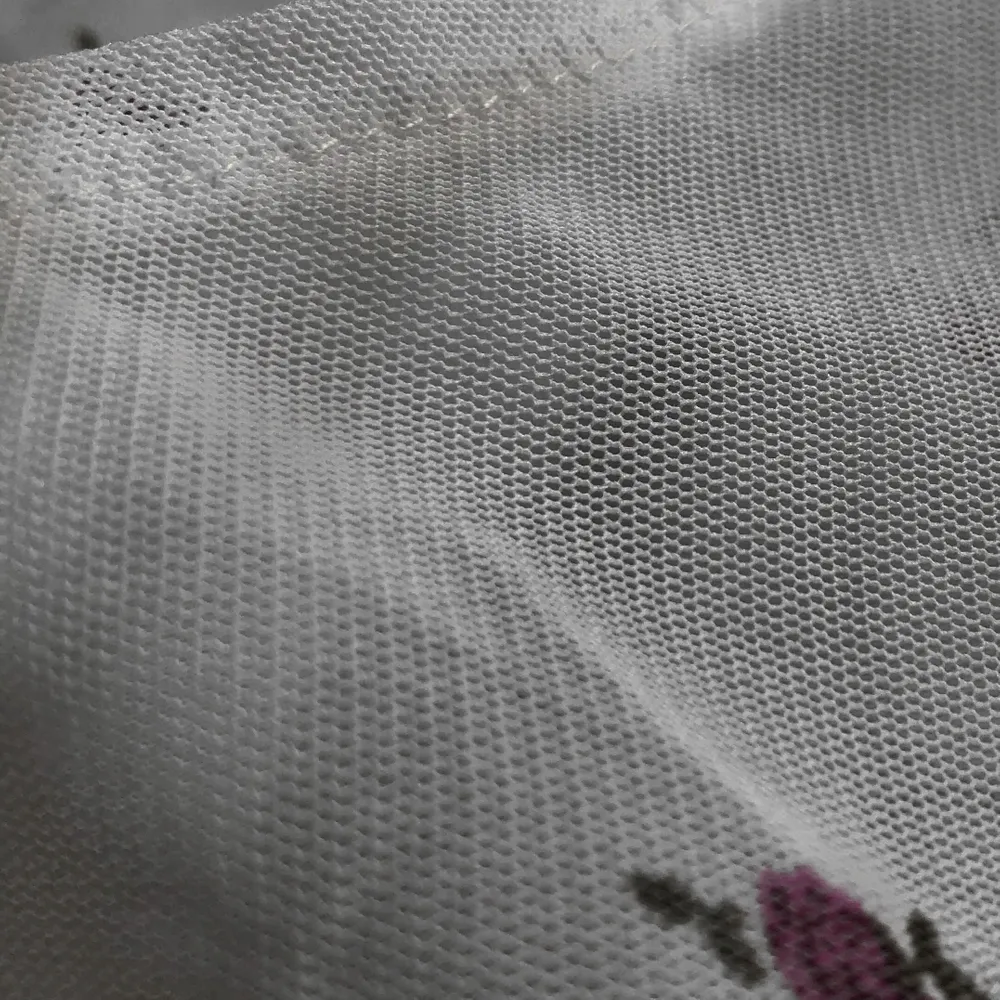 Vit långklänning i mesh-material med rosa blommor spridda över klänningen. Ger ”vacker sommardröm” vibes. Klänningen kan användas över en slipklänning eller som en cover-up. Kan mötas upp eller frakta. Mekot.