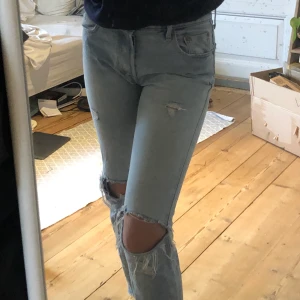 Levis 501 - Säljer mina absolut favorit jeans då de har blivit för små. Ett par rätt ljus blå Levis jeans som är köpta för 1200kr. Nyskick.  Perfekta nu till våren och sommaren!  De är lite korta på mig som är 172🥰 skickar altid iväg kläderna tvättade🥰 gratis frakt