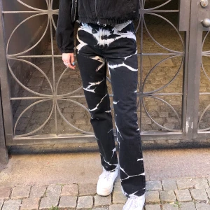Jeans från weekday - Jättefina jeans från Weekday i spräckligt mönster, använda 2 gånger och som helt nya. Storlek 27/32 och modellen Voyage (jag är 176cm!). Köparen står för frakt :)