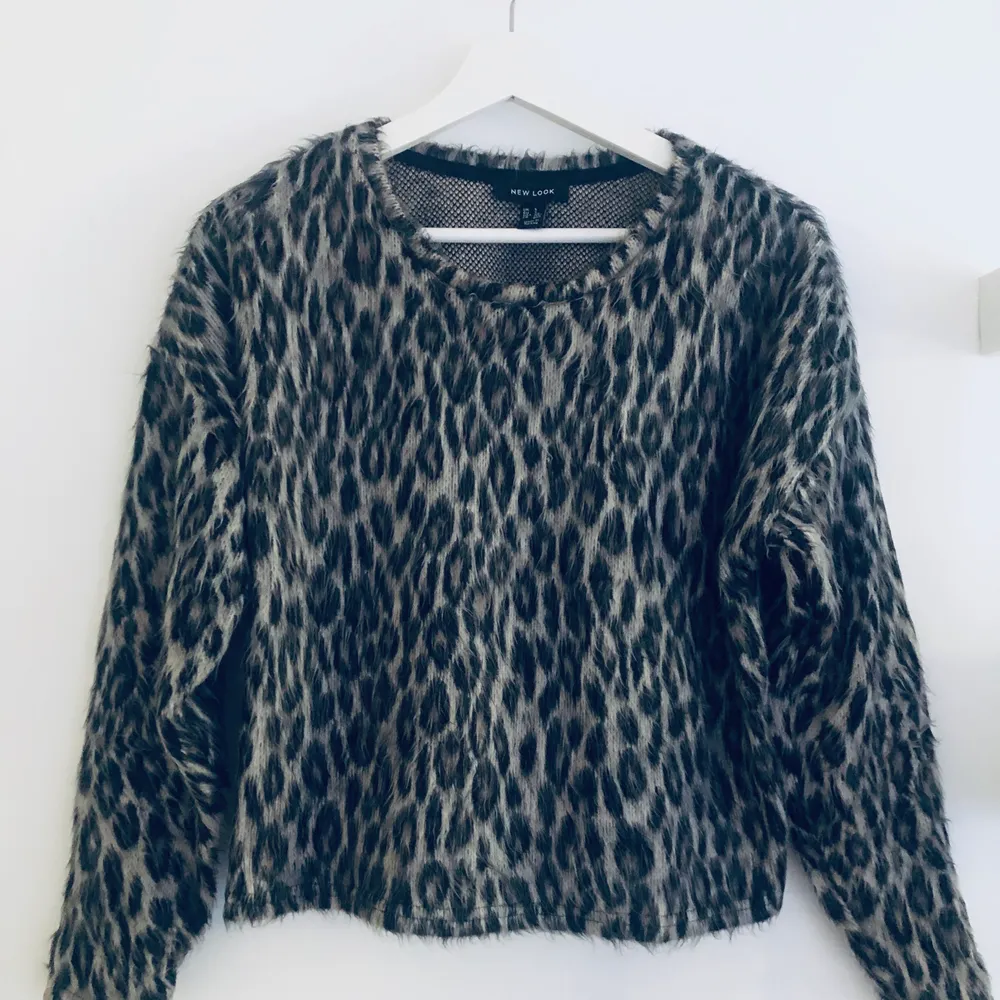 Leopard tröja i lite fluffigt material. Från New Look. Storlek S. Mycket gott skick. Pris inkl. frakt 106 kr #leopard #tröja #fluffig #newlook. Tröjor & Koftor.