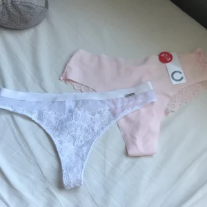 String xs - ALDRIG ANVÄNDA.                                                Vita: string, från Ella M xs. 50kr                                          Rosa: string, från Cubus xs 20kr
