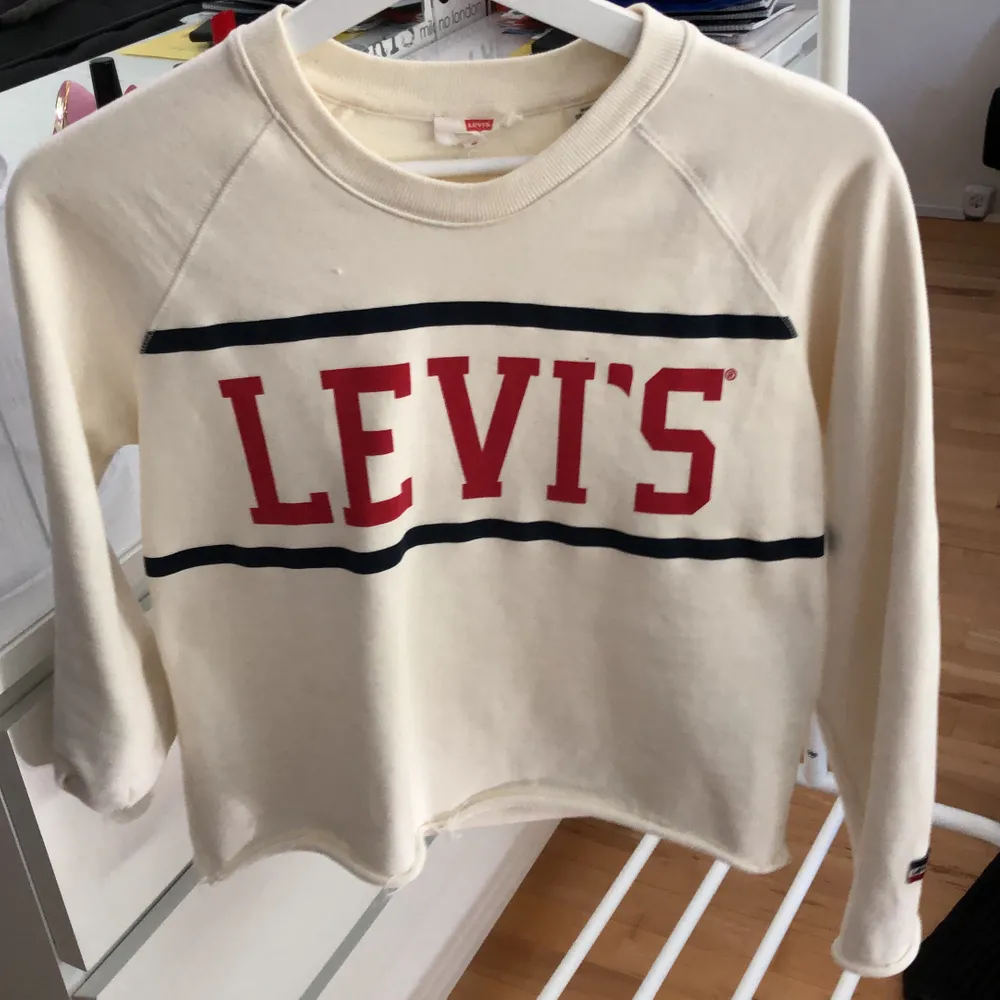 Levis tröja stl S säljes till högstbjudande sista dag 3/6 hämtas i Växjö. Hoodies.