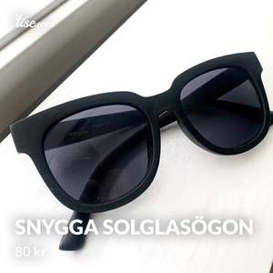 Jätte snygga exklusiva solbrillor, köpta för 399kr🤩🤩 Säljs pga kommer aldrig till användning🥺 Med inspiration till dior och även ”trä” runt glaset😍😍💕💕💕   