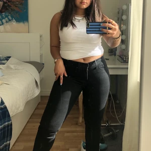 snygga levis - Skönaste ish raka jeansen från levis, lite små på mig som ni kan se🧚🏽‍♂️🧚🏽‍♂️