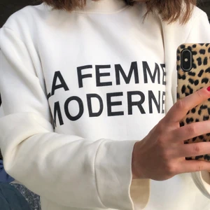 Carin Wester Vit Sweater 🥰 - En jävlasnygg sweater från Carin Wester som är slutsålt! Passar S/M Köpte den för 399kr i Åhlens men säljer bara för 80kr, frakt tillkommer <3! 