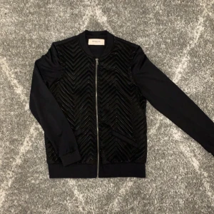 svart kofta  - Svart kofta med dragkedja 