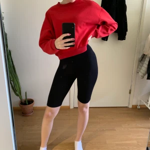 Cykelbyxor - Säljer ett par helt oanvända cykelbyxor från boohoo i storlek 36 då jag råkade köpa dubbla par, de är stretchiga så passar både större och mindre finisar. Förlåt för skitig spegel:)