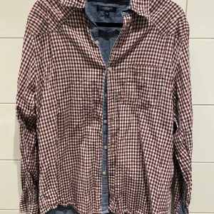 Herr skjorta size L - Märke: Weekend Storlek: L Modell: Slim fit Färg: Vit, brun Material: 100% Bomull  Inköpt utomlands  I mycket bra skick, inga tecken på slitage! Frakt  55kr Samfraktar givetvis