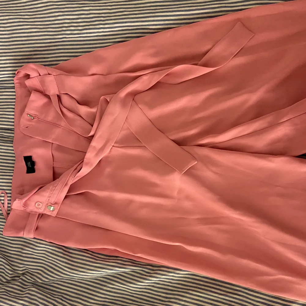 Snygga rosa kostym byxor från river island, köparen står för ev frakt . Jeans & Byxor.