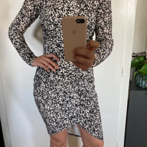 Fin festlig klänning - Köpt i vintras, använd en gång, storlek xs men skulle säga att den passar storlek s om man gillar tajt. Jag på bilden är snarare s-m i storlek. 