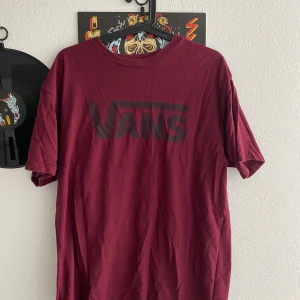 Vans T-shirt  - En vinröd oversize vans t-shirt, använd ett fåtal gånger. Men ganska  gammal. Frakt 60kr🤩✨