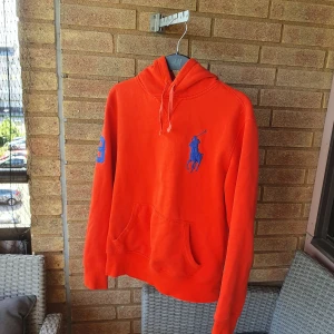 Ralph lauren hoodie - Mycket bra skick, inköpt för några år sedan men väldigt sparsamt använd.