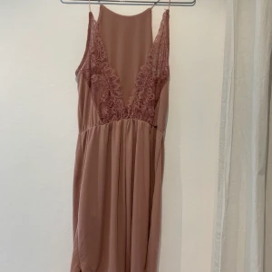 Klänning  - Oanvänd, nätt och snygg klänning med öppen rygg! Köpare står för frakt 💓🌸