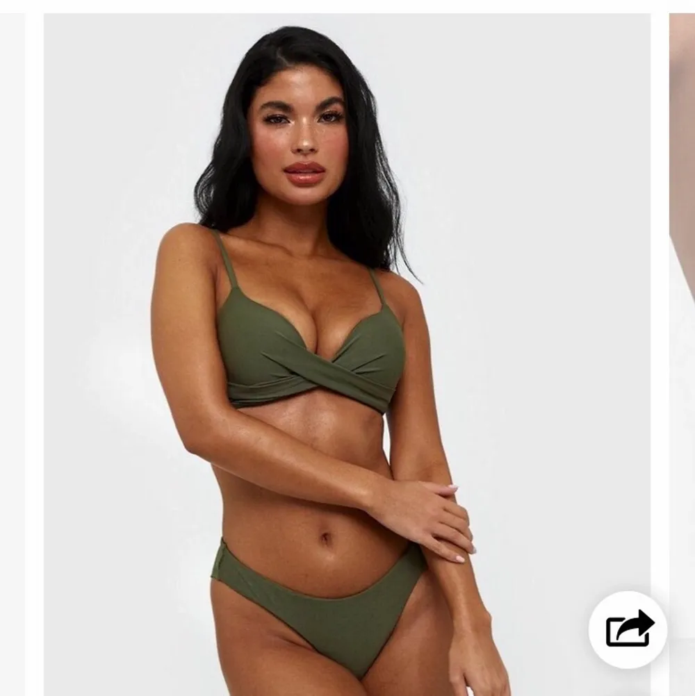 Söker liknade bikini som de på bilderna! Helt set elr enskild del. Överdel: gärna tie front som bild 1, elr liknade modeller som bild 2 & 3. Underdel: gärna brazilian, string elr high cut som på bilderna. Helst de färger ovan men allt funkar! Hör av dig🥰😊. Övrigt.