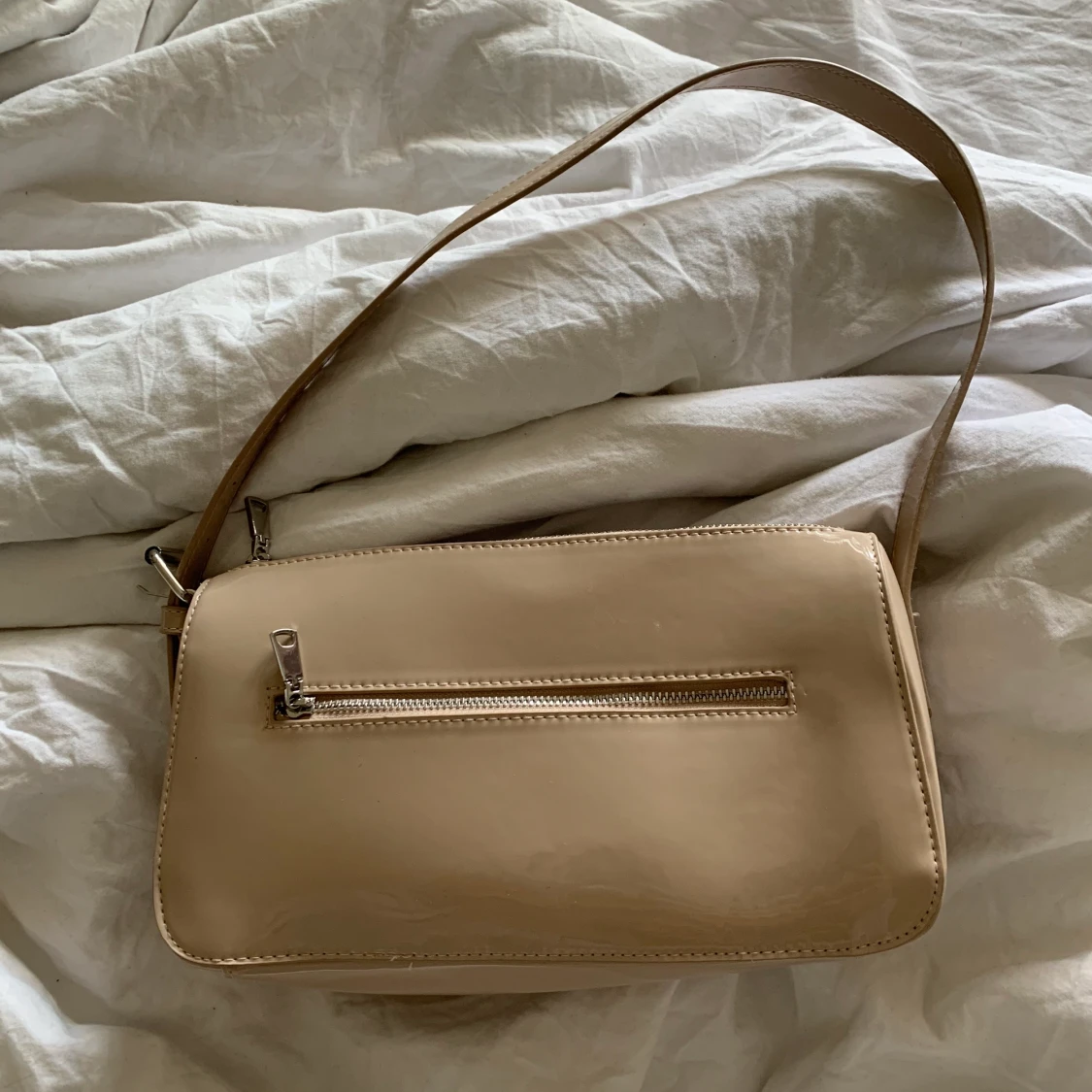 Beige lackväska med dragkedja från H&M