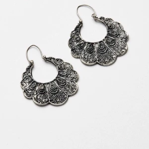 Örhängen från Indiska  - Mycket fint skick, knappt använda. Köparen står för frakt (11kr)  normalpris 149