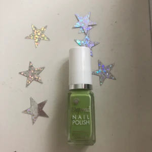 Nagellack! - Fint nagellack i grön färg som visas bäst på andra bilden! Aldrig använt, 15 kr inkl frakt
