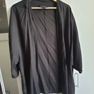 Kimono storlek M  - Kimono från Monki i storlek M, 100% viskos. Har endast provat denna, fin passform. Kan behöva strykas innan användning dock. Frakt tillkommer 